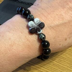 Black Agate Beaded Stretch Bracelet with Flower Accent SZ 6-1/2